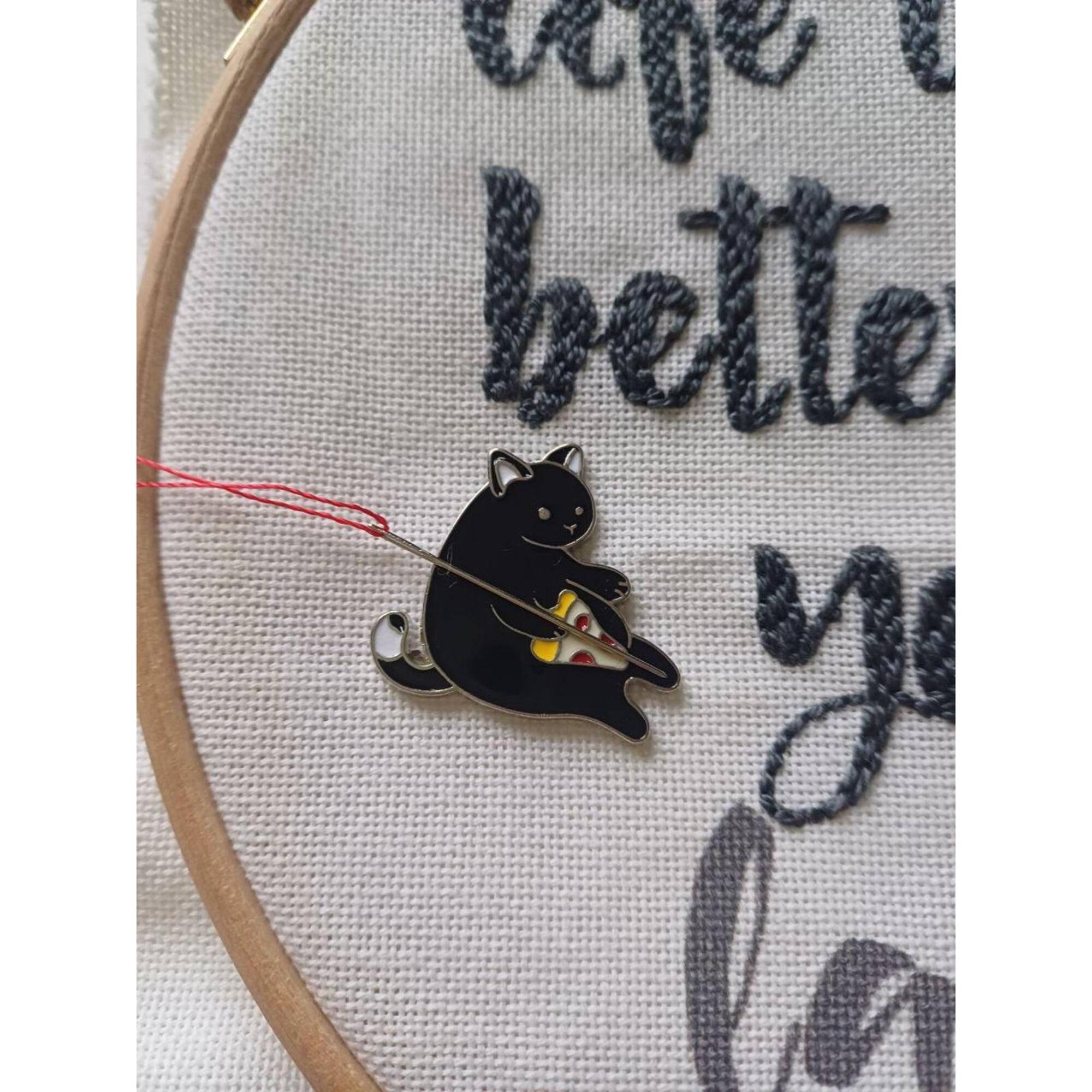 Wizardi 4/5" Cat with Pizza Magnetic Needle Minder